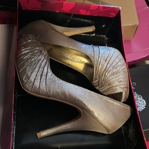 Lulu Townsend peep toe heel size 9 Champagne color
